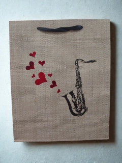 Darčeková taška srdiečková so saxofónom 32x26x12