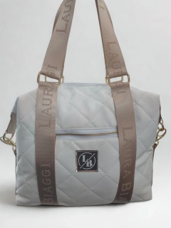 Biela väčšia prešívaná mäkká kabelka s nápisom na rúčke a ramienkom Laura Biaggi 36x27x15